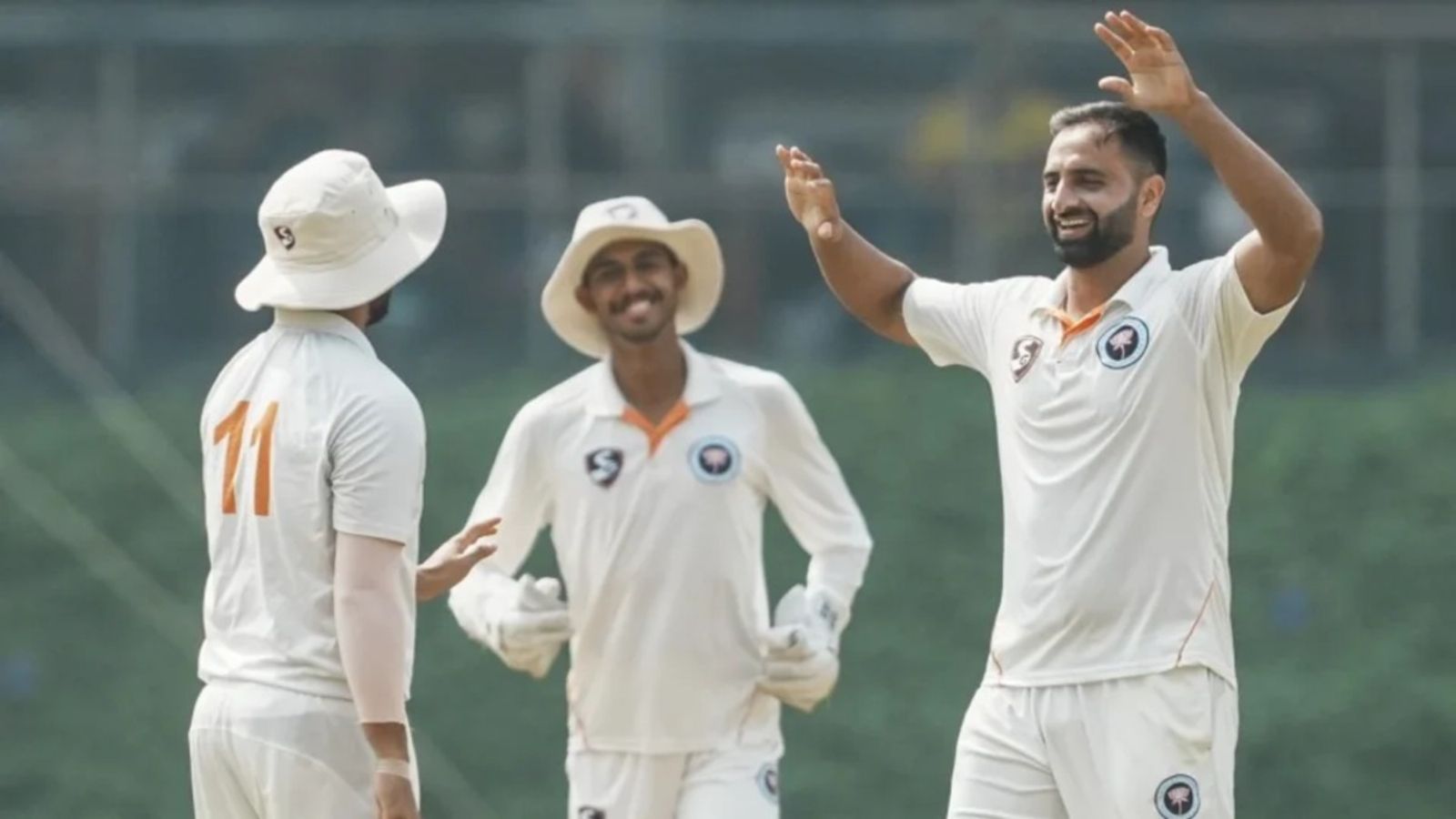 जम्मू कश्मीर के बॉलर ने दलीप ट्रॉफी में 4 गेंद में 4 विकेट लेकर मचाया तहलका, रियान पराग की टीम की उड़ाई धज्जियां जम्मू कश्मीर के बॉलर ने दलीप ट्रॉफी में 4 गेंद में 4 विकेट लेकर मचाया तहलका, रियान पराग की टीम की उड़ाई धज्जियां