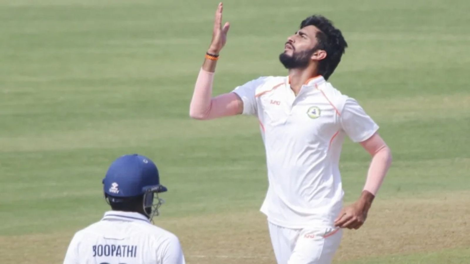 Duleep Trophy 2025: भारत के लिए खेले बॉलिंग सितारे फेल, रणजी के रणबांकुरों ने बिखेरा जलवा, 8 रन में 5 विकेट गिरा कसा शिकंजा Duleep Trophy 2025: भारत के लिए खेले बॉलिंग सितारे फेल, रणजी के रणबांकुरों ने बिखेरा जलवा, 8 रन में 5 विकेट गिरा कसा शिकंजा