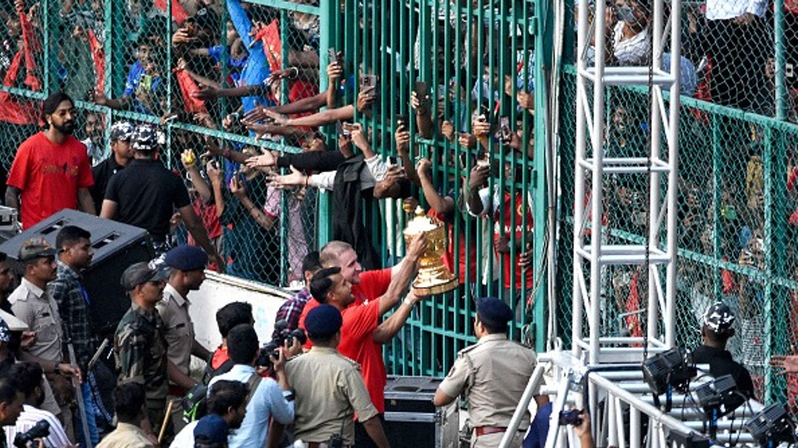 एम चिन्नास्वामी भगदड़ में जान गंवाने वालों के लिए RCB ने किया मुआवजे का ऐलान, 3 महीने बाद अब परिवार वालों को मिलेंगे इतने लाख रुपए एम चिन्नास्वामी भगदड़ में जान गंवाने वालों के लिए RCB ने किया मुआवजे का ऐलान, 3 महीने बाद अब परिवार वालों को मिलेंगे इतने लाख रुपए