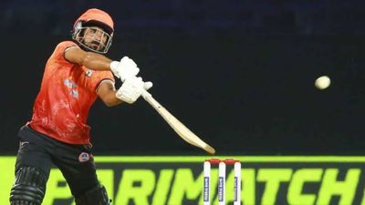 12 गेंद में ठोके 11 छक्के, 28 साल के भारतीय बल्लेबाज की सुनामी, आखिरी दो ओवर में लूटे 71 रन, CSK के लिए दे चुका है ट्रायल, देखिए Video SportsTak Hindi