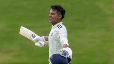 Duleep Trophy: यश धुल और कप्तान अंकित कुमार के शतकीय पारी की बदौलत नॉर्थ जोन ने ली 563 रनों की विशाल लीड, सेमीफाइनल के करीब पहुंची टीम SportsTak Hindi