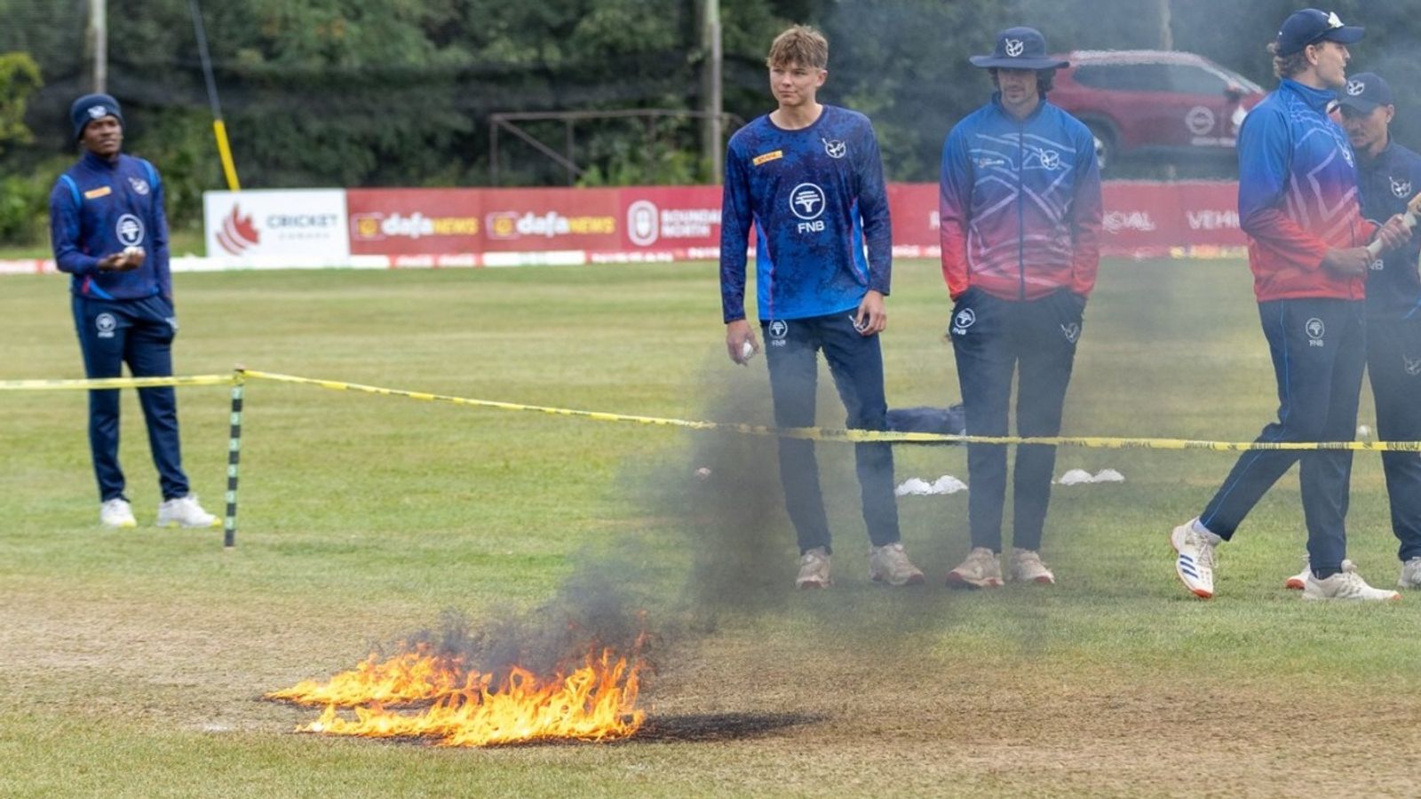 वर्ल्ड कप लीग 2 के मुकाबले में मैदान सुखाने के लिए अनोखा तरीका, ग्राउंड स्टाफ ने पिच पर लगा दी आग, रद्द करना पड़ा मुकाबला वर्ल्ड कप लीग 2 के मुकाबले में मैदान सुखाने के लिए अनोखा तरीका, ग्राउंड स्टाफ ने पिच पर लगा दी आग, रद्द करना पड़ा मुकाबला
