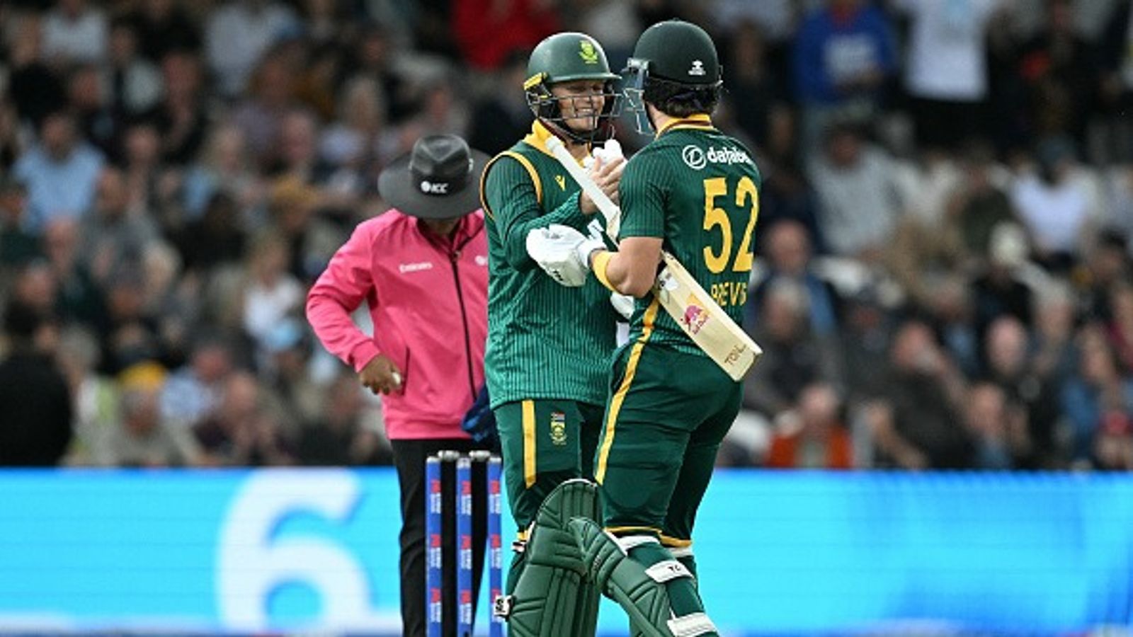 ENG vs SA:  साउथ अफ्रीका ने इंग्लैंड का घर पर किया बंटाधार, दो गेंदबाजों ने मिलकर लिए 7 विकेट, 21 ओवर में चेज कर दिया टारगेट ENG vs SA:  साउथ अफ्रीका ने इंग्लैंड का घर पर किया बंटाधार, दो गेंदबाजों ने मिलकर लिए 7 विकेट, 21 ओवर में चेज कर दिया टारगेट