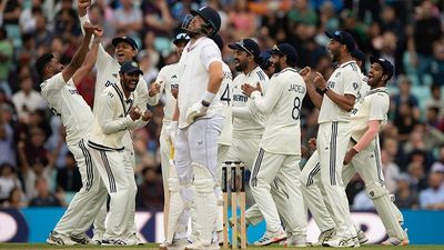 टेस्ट क्रिकेट में नई गेंद से जुड़े नियम को बदलने की मांग! भारत के खिलाफ सीरीज ना जीत पाने के बाद इंग्लैंड की तरफ से उठी आवाज SportsTak Hindi