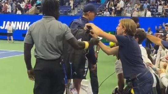 Fan attempted to open Jannik Sinner bag