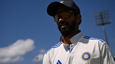 Duleep Trophy 2025 के सेमीफाइनल में गरजा ऋतुराज गायकवाड़ का बल्ला, रजत पाटीदार की टीम के खिलाफ 131 गेंदों में ठोका शतक SportsTak Hindi