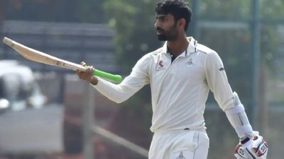 Duleep Trophy 2025: ऋतुराज गायकवाड़ के बाद अब इस खिलाड़ी ने ठोका शतक, 184 गेंदों में पूरे किए 100 रन SportsTak Hindi