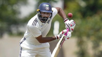 Duleep Trophy: टीम इंडिया में ऋषभ पंत की जगह लेने वाला दोहरे शतक से चूका, नीतीश रेड्डी के साथी ने कराया रन आउट, झेलना पड़ा गुस्सा SportsTak Hindi