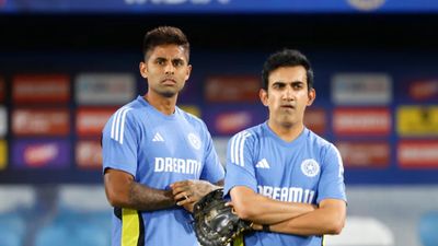 Asia Cup 2025: 'रिंकू या दुबे में किसी को बाहर जाना होगा', सूर्या-गंभीर को एशिया कप की टीम इंडिया पर मिली सलाह SportsTak Hindi