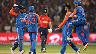 Asia Cup Schedule: एशिया कप तीसरी बार टी20 फॉर्मेट में होगा, जानिए पूरा शेड्यूल, फॉर्मेट और ग्रुप की डिटेल India's Varun Chakravarthy (2nd from right) celebrates with his teammates in this frame