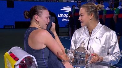 U.S. Open 2025 : एरिना सबालेंका ने यूएस ओपन जीतकर रचा इतिहास, हार के बाद फूट-फूट कर रोईं एमांडा एनिसिमोवा Aryna Sabalenka Heart winning gesture for crying Amanda Anisimova