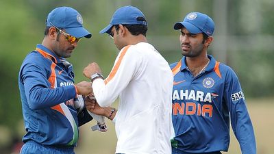 'धोनी ने मुझे गिरगिट बनने पर मजबूर कर दिया था', दिनेश कार्तिक का चौंकाने वाला खुलासा, बोले- मैं पूछता था... SportsTak Hindi