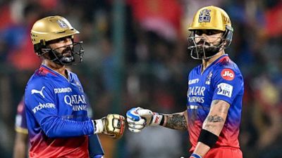 'चिंता मत करो, मैं डेल स्टेन को देख लूंगा', विराट कोहली का आक्रामक रूप देख जब दंग रह गए थे दिनेश कार्तिक, अब बताई पूरी बात SportsTak Hindi