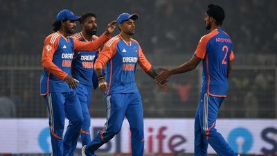IND vs UAE Pitch Report : टीम इंडिया एशिया कप में यूएई के खिलाफ करेगी आगाज, जानें कैसा है पिच का हाल और क्या होगी Playing XI ? India captain Suryakumar Yadav is with Arshdeep Singh and others during the T20 International match between India and England
