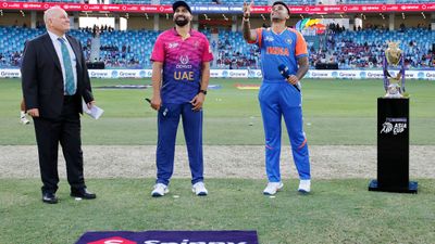 IND vs UAE: टॉस के दौरान सूर्यकुमार यादव ने यूएई के कप्तान को लगाई झाड़? कहा- इधर क्यों देख रहे हो SportsTak Hindi
