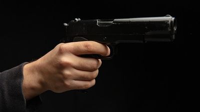 बंदूक की नोक पर क्रिकेटर्स के साथ आधी रात लूटपाट, एक स्टार की गर्दन से तोड़ी चेन, टूर्नामेंट के बीच बड़ी वारदात SportsTak Hindi