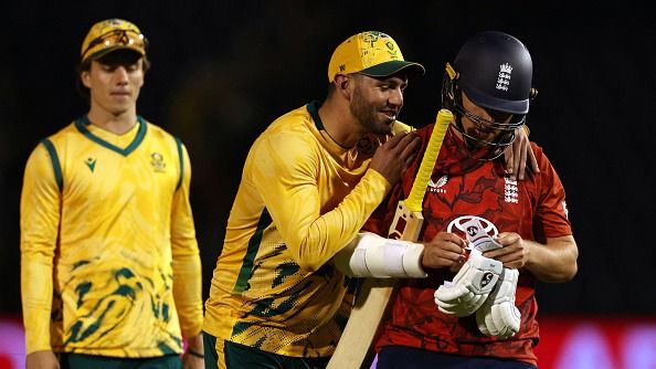 South Africa's Donovan Ferreira (C) talks with England's Sam Curran (R)