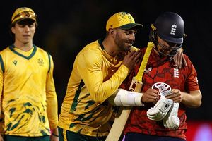 ENG vs SA : 5 ओवर के मैच में इंग्लैंड को घर में मिली हार, साउथ अफ्रीका के सामने नहीं चेज हो सके 69 रन SportsTak Hindi