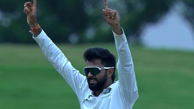 Duleep Trophy Final 2025: कुमार कार्तिकेय-सारांश के आगे पस्त हुई साउथ जोन की टीम, 149 रन पर ढेर, मजबूत स्थिति में पहुंची पाटीदार की सेंट्रल जोन SportsTak Hindi