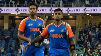 IND vs PAK : सूर्या ने छक्का लगाकर खत्म किया मैच, पाकिस्तानी खिलाड़ियों की शक्ल तक नहीं देखी, बिना हाथ मिलाए सीधा ड्रेसिंग रूम पहुंचे SportsTak Hindi