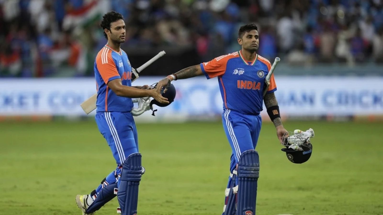 IND vs PAK Handshake Controversy: भारतीय टीम को पाकिस्तान से हाथ नहीं मिलाने की क्या मिलेगी सजा? जानिए नियम IND vs PAK Handshake Controversy: भारतीय टीम को पाकिस्तान से हाथ नहीं मिलाने की क्या मिलेगी सजा? जानिए नियम