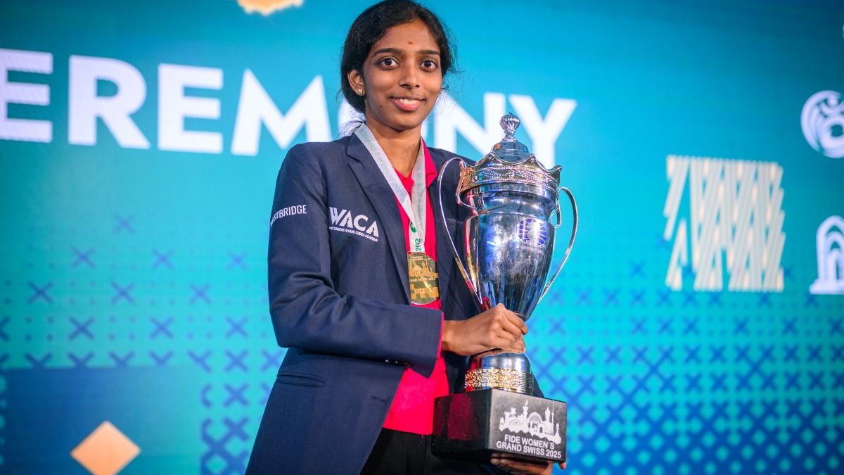 Vaishali with trophy