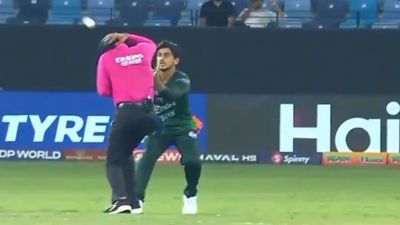 पाकिस्तानी खिलाड़ी के थ्रो से मचा बवाल, सीधा अंपायर के सिर पर मारी गेंद, मैदान में हुआ ये बड़ा हादसा, VIDEO वायरल The ball hit the umpire's head