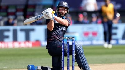 नामीबिया के बैटर ने बल्ले से लगाई आग, टूट जाता 18 साल का पुराना रिकॉर्ड, 13 गेंदों पर जड़ दी फिफ्टी SportsTak Hindi