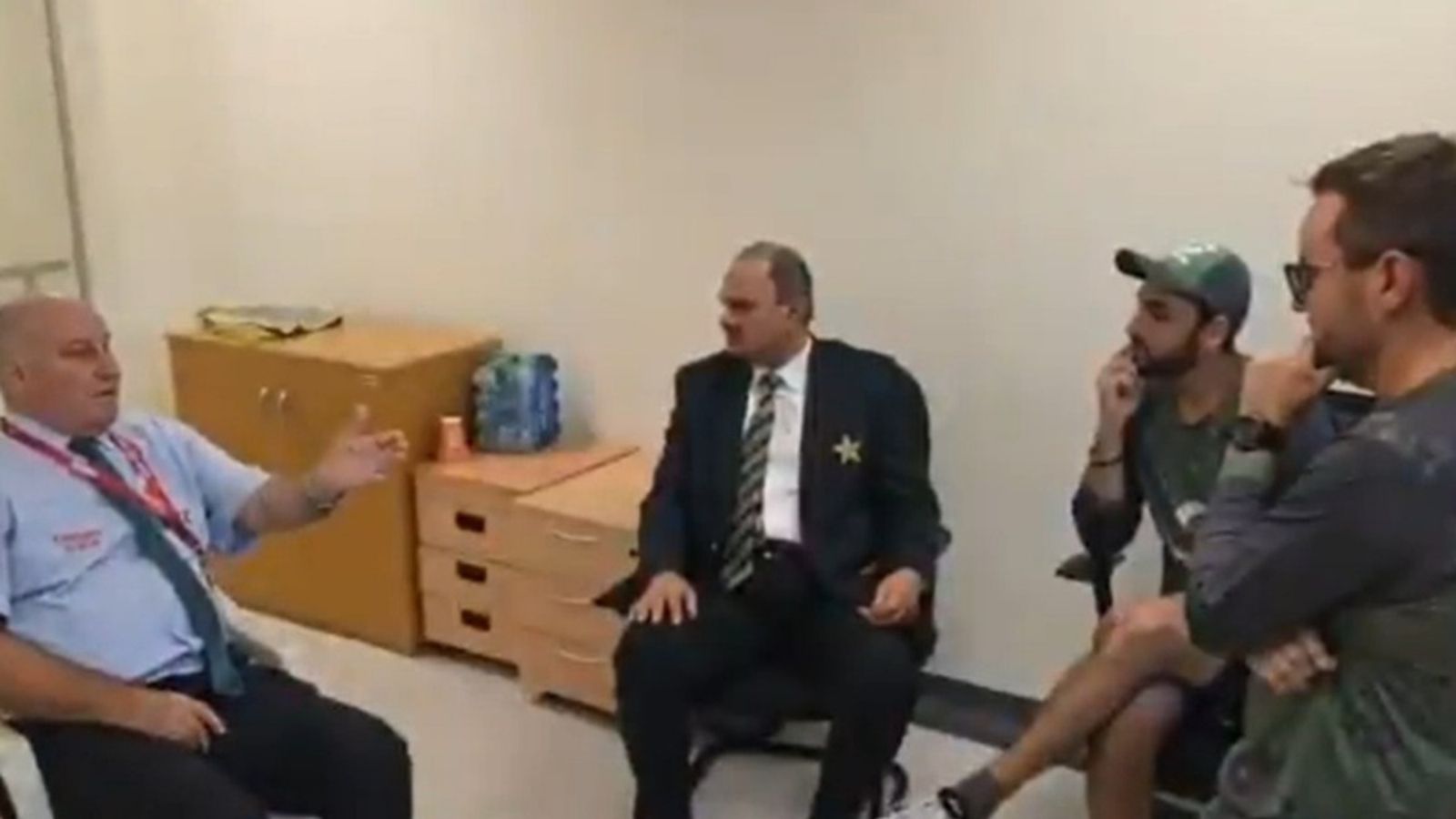 बड़ी खबर: पाकिस्तान फिर मुश्किल में, एंडी पायक्रॉफ्ट का वीडियो रिलीज करने पर ICC ने लगाई झाड़, PCB को भेजा नोटिस बड़ी खबर: पाकिस्तान फिर मुश्किल में, एंडी पायक्रॉफ्ट का वीडियो रिलीज करने पर ICC ने लगाई झाड़, PCB को भेजा नोटिस