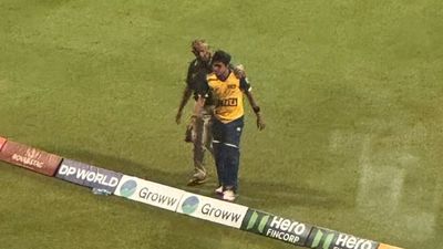 Asia cup 2025: दिल का दौरा पड़ने से श्रीलंकाई गेंदबाज के पिता का निधन, अफगानिस्तान पर जीत के तुरंत बाद मिली बुरी खबर SportsTak Hindi