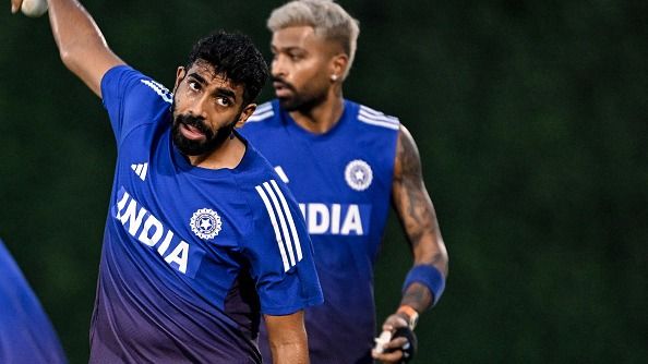 Jasprit Bumrah (L) and Hardik Pandya