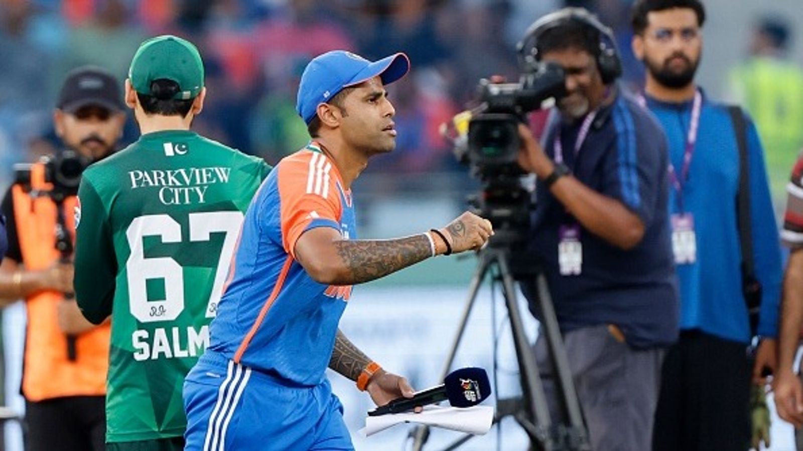 IND vs PAK: सूर्यकुमार यादव ने बवाल के बावजूद फिर नहीं मिलाया पाकिस्तानी कप्तान से हाथ, मुंह देखते रह गए सलमान आगा IND vs PAK: सूर्यकुमार यादव ने बवाल के बावजूद फिर नहीं मिलाया पाकिस्तानी कप्तान से हाथ, मुंह देखते रह गए सलमान आगा