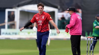 IRE vs ENG: इंग्लिश खिलाड़ी ने वनडे के बाद T20I डेब्यू में खूब लुटाए रन, आयरलैंड के सामने 4 ओवर में खुल गई पोल, बन गया घटिया रिकॉर्ड SportsTak Hindi