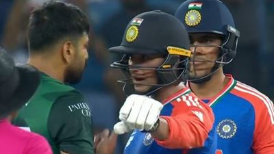 IND vs PAK: शुभमन गिल- अभिषेक शर्मा ने की हारिस रऊफ की धुनाई तो भड़का पाकिस्तानी गेंदबाज, खूब हुई गाली- गलौज, अंपायर को आना पड़ा बीच में, VIDEO SportsTak Hindi
