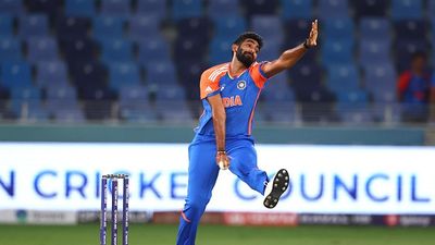 जसप्रीत बुमराह की लाइन- लेंथ बिगड़ी, पाकिस्तान के खिलाफ साबित हुए बेहद महंगे, 9 साल का पुराना रिकॉर्ड टूटा SportsTak Hindi