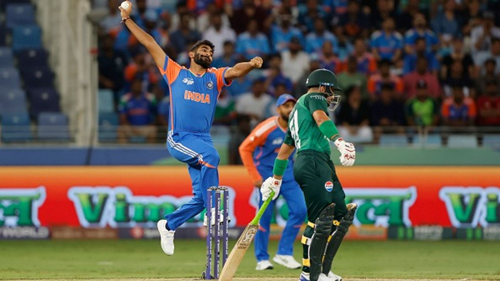 'वह एक रोबोट नहीं हैं, जसप्रीत बुमराह के बचाव में उतरे सूर्यकुमार यादव, पाकिस्तान के खिलाफ चार ओवर लुटा दिए थे 45 रन 'वह एक रोबोट नहीं हैं, जसप्रीत बुमराह के बचाव में उतरे सूर्यकुमार यादव, पाकिस्तान के खिलाफ चार ओवर लुटा दिए थे 45 रन