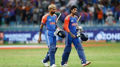 पाकिस्तान के खिलाफ जोरदार प्रदर्शन के लिए अभिषेक शर्मा को नहीं बल्कि इस बैटर को मिला इम्पैक्ट प्लेयर का अवॉर्ड, ड्रेसिंग रूम में हुई खूब मस्ती, VIDEO SportsTak Hindi