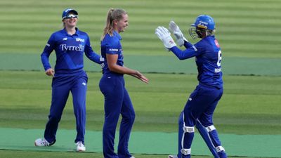 महिला वर्ल्ड कप 2025 से ठीक पहले इंग्लिश खिलाड़ी 29 की उम्र में रिटायर, वकील बनने के लिए छोड़ा दिया क्रिकेट SportsTak Hindi