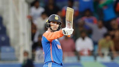 Abhishek Sharma : अभिषेक शर्मा ने तूफानी फिफ्टी से कोहली और रिजवान के रिकॉर्ड को किया ध्वस्त, एशिया में अब उनके जैसा कोई नहीं Abhishek Sharma of India raises his bat