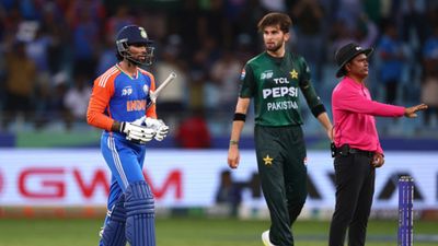 IND vs PAK Final : पाकिस्तान के खिलाफ फाइनल से पहले सुनील गावस्कर ने टीम इंडिया को चेताया, कहा - मैदान में अगर उनके सामने... ഈ ടൂർണമെന്റിൽ ഇന്ത്യയുടെ ഏറ്റവും വലിയ ആശങ്ക ഫീൽഡിംഗായിരുന്നു. ഇതുവരെ, ടീം 12 ക്യാച്ചുകൾ കൈവിട്ടു.