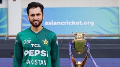 Asia Cup 2025 Final से पहले पाकिस्तान की बेइज्जती, सूर्यकुमार यादव ने सलमान आगा के साथ नहीं खिंचाई फोटो SportsTak Hindi