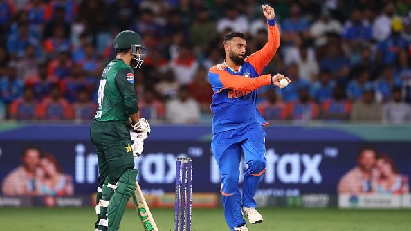 IND vs PAK Final : 35 गेंद में फिफ्टी जड़ने वाले साहिबजादा का वरुण चक्रवर्ती ने कैसे किया शिकार, देखें VIDEO