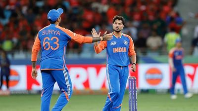 IND vs PAK: कुलदीप यादव की फिरकी पर नाचे पाकिस्तानी बैटर्स, एक ओवर में तीन विकेट लेकर पलटा मैच, एशिया कप में रच डाला इतिहास SportsTak Hindi