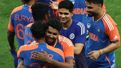 IND vs PAK: भारत ने मोहसिन नकवी से एशिया कप ट्रॉफी लेने से किया इनकार, पाकिस्तान की हुई बूइंग, प्रेजेंटेशन घंटेभर से ज्यादा लेट SportsTak Hindi