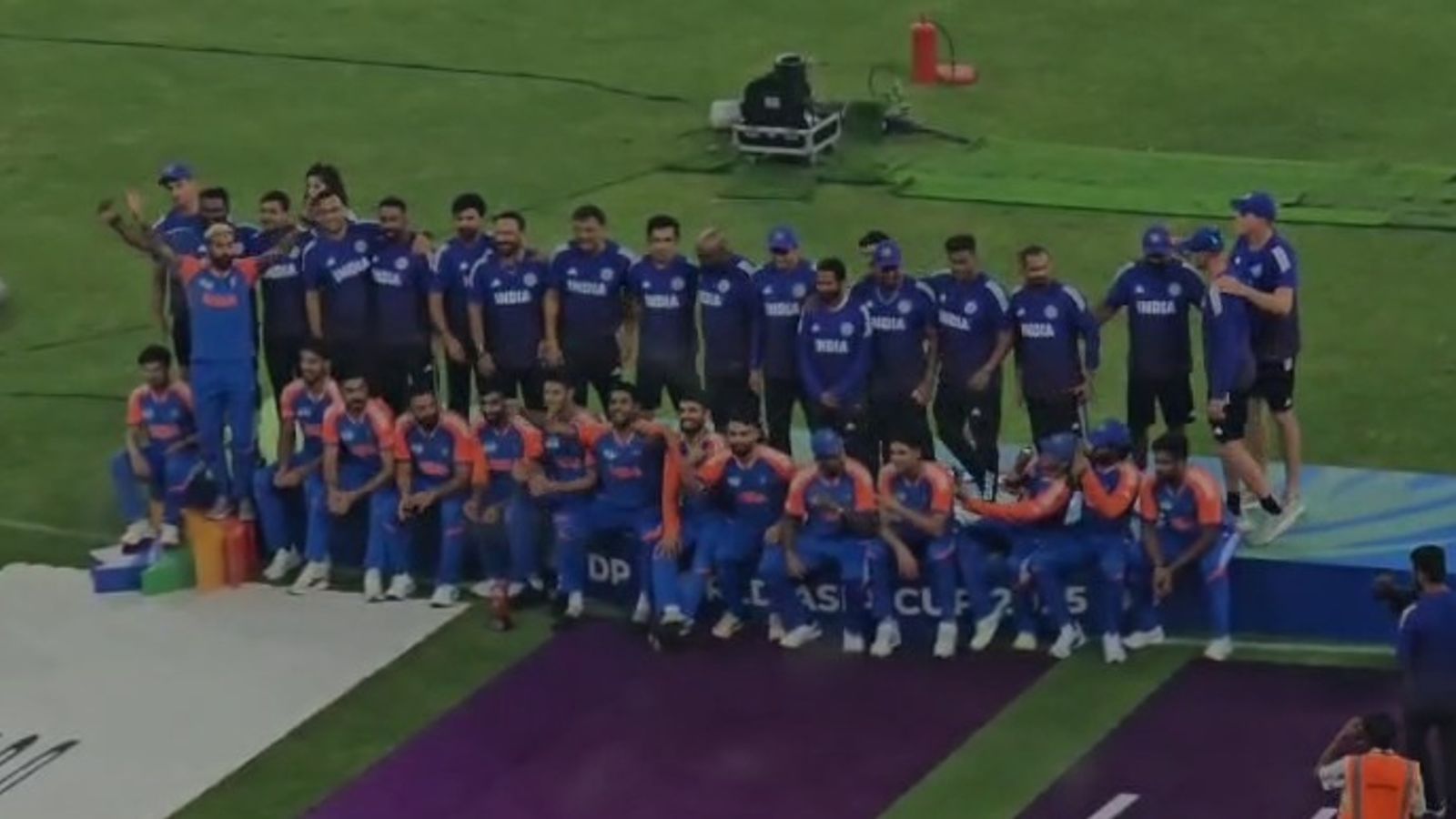Asia Cup Final: भारत ने एशिया कप जीतने के बाद मोहसिन नकवी के हाथों से नहीं ली ट्रॉफी Asia Cup Final: भारत ने एशिया कप जीतने के बाद मोहसिन नकवी के हाथों से नहीं ली ट्रॉफी