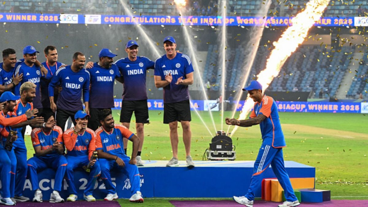Asia Cup Final: भारतीय टीम ने एशिया कप ट्रॉफी नहीं लेने के बाद क्या किया, अर्शदीप-हार्दिक के कहने पर सूर्या ने ऐसे मनाया जश्न