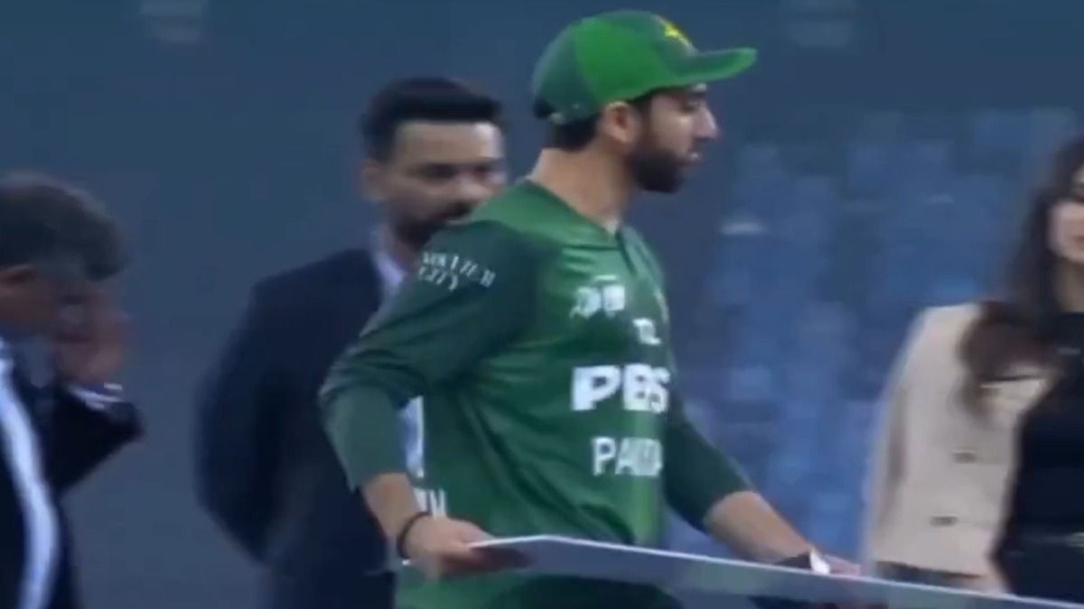 भारत से 3 बार हारने के बाद पाकिस्तान के कप्तान सलमान आगा बौखलाए, सबके सामने फेंक दिया चेक, घटिया हरकत का VIDEO वायरल 