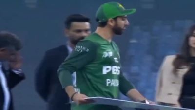 भारत से 3 बार हारने के बाद पाकिस्तान के कप्तान सलमान आगा बौखलाए, सबके सामने फेंक दिया चेक, घटिया हरकत का VIDEO वायरल  Salman Agha threw away the runner-up's cheque