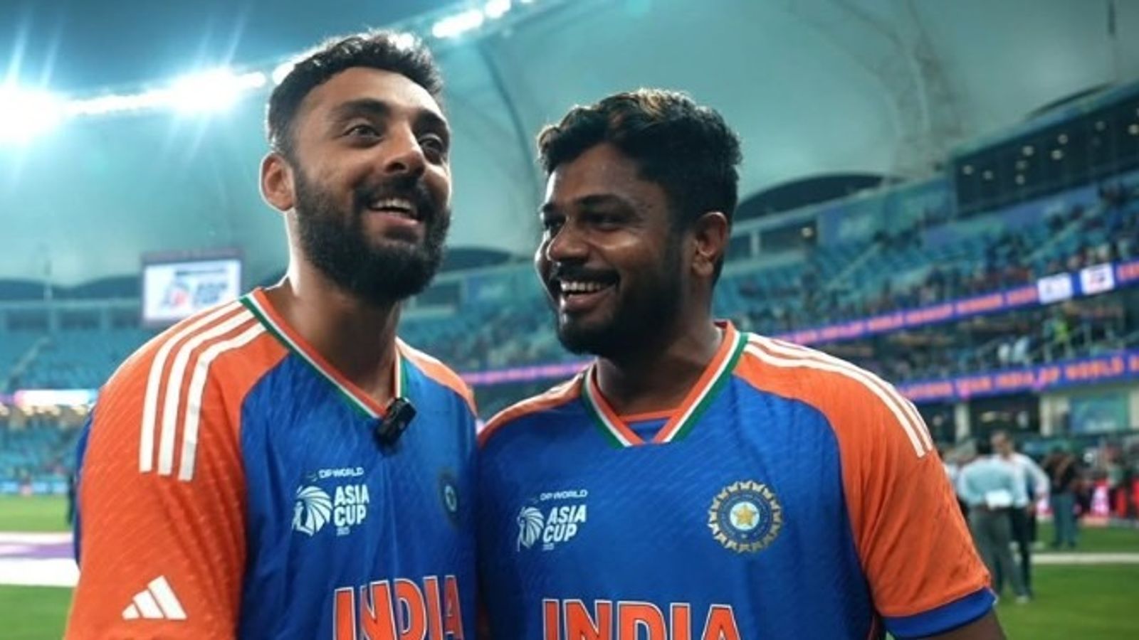 तुम विलेन हो या जोकर? वरुण चक्रवर्ती ने संजू सैमसन का लिया इंटरव्यू, VIDEO वायरल तुम विलेन हो या जोकर? वरुण चक्रवर्ती ने संजू सैमसन का लिया इंटरव्यू, VIDEO वायरल