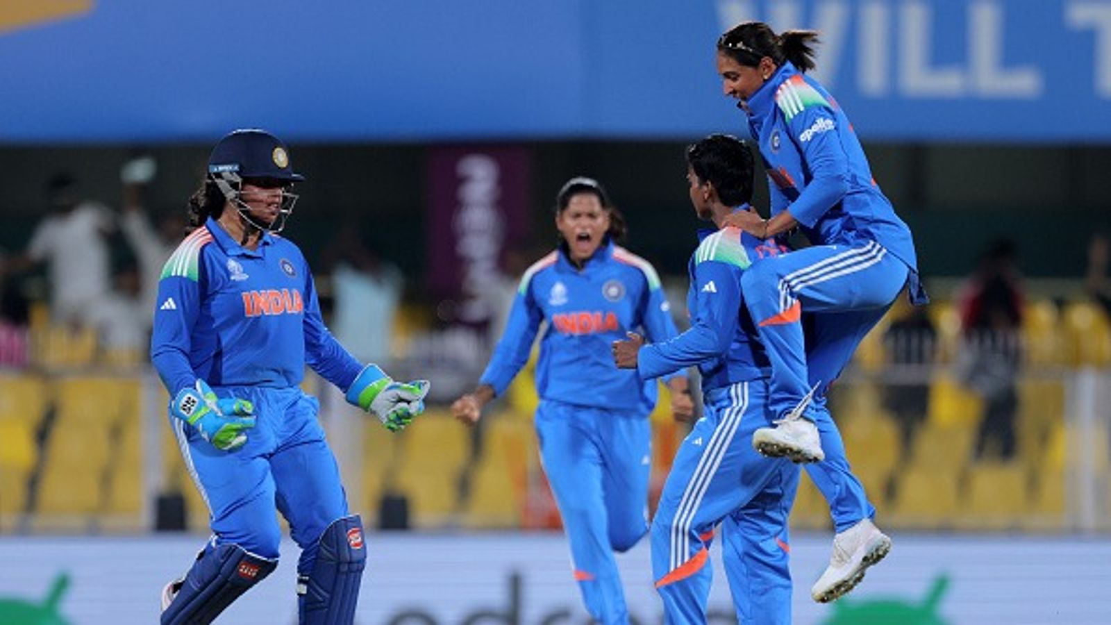 IND vs SL: भारत ने जीत के साथ किया वर्ल्ड कप का आगाज,दीप्ति शर्मा और अमनजोत के धमाकेदार प्रदर्शन से श्रीलंका को चटाई 59 रन से धूल IND vs SL: भारत ने जीत के साथ किया वर्ल्ड कप का आगाज,दीप्ति शर्मा और अमनजोत के धमाकेदार प्रदर्शन से श्रीलंका को चटाई 59 रन से धूल